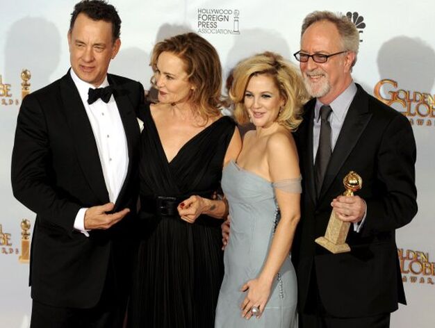 Los productores Tom Hanks (i) y Gary Goetzman (d) posan junto a las actrices Jessica Lange (2i) y Drew Barrymore (2d) tras recibir el premio a Mejor Miniserie por 'John Adams'.

Foto: EFE