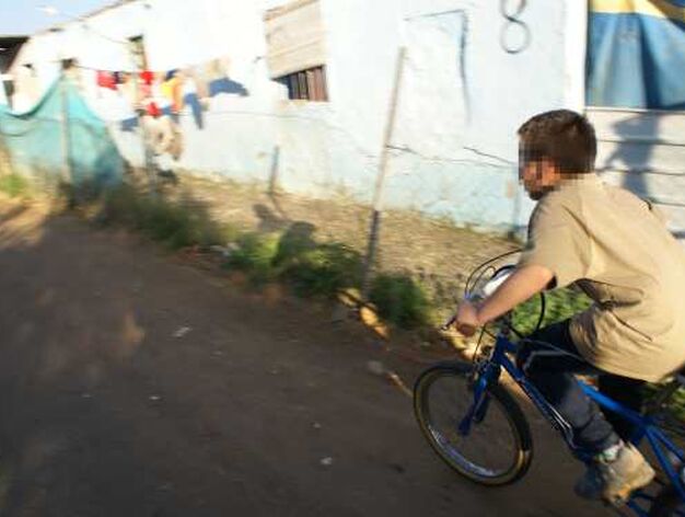 Un joven de la Verea del Cerero disfruta de su nueva bicicleta.
