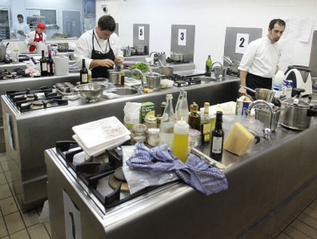Aspecto de la cocina de la Escuela de Hosteler&iacute;a, con los equipos en pleno trabajo.

Foto: Miguel &Aacute;ngel Gonz&aacute;lez