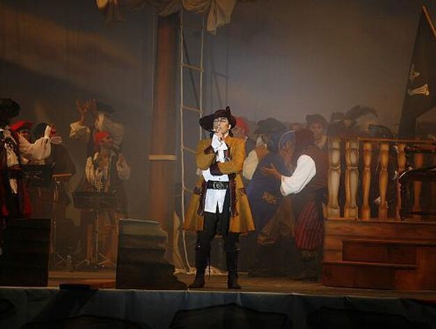 Mart&iacute;nez Ares, con gesto serio y pensativo mientras sus piratas se divierten en la parte trasera del escenario. 

Foto: Jose Braza