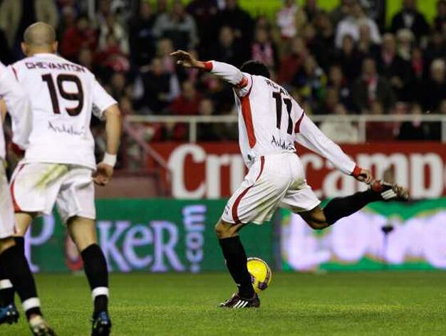Renato se dispone a lanzar y marcar el gol que le dio la victoria al Sevilla.

Foto: Antonio Pizarro