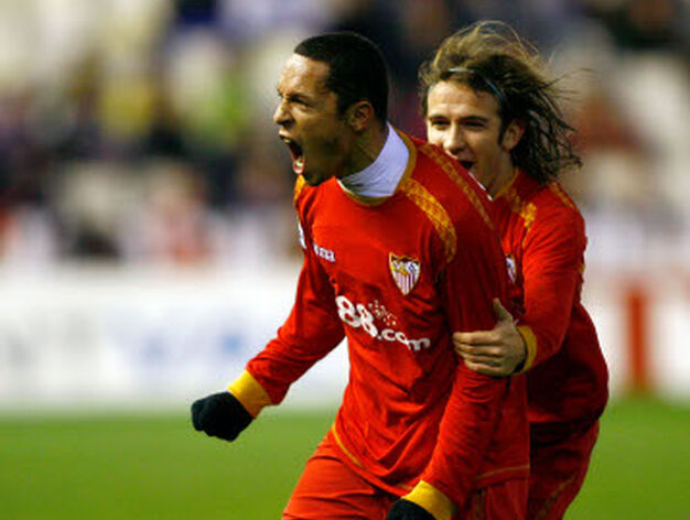 Adriano celebra euf&oacute;rico el segundo gol sevillista, junto a Capel.

Foto: agencias