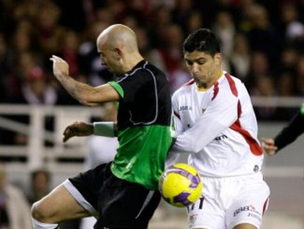 Renato pugna un bal&oacute;n ante Colsa.

Foto: Antonio Pizarro
