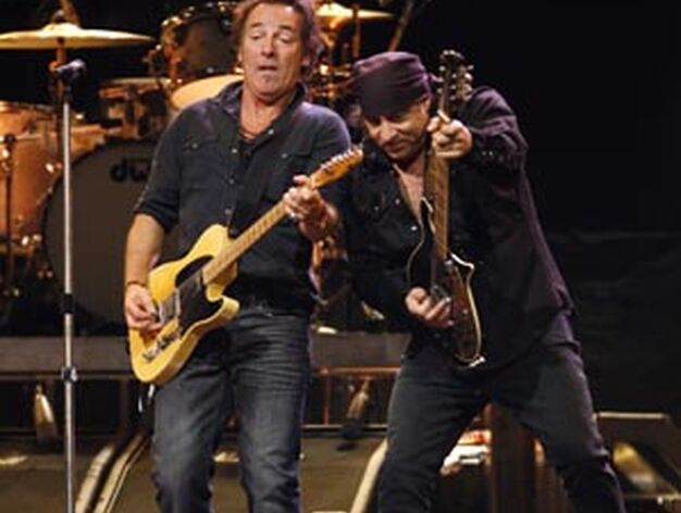 Springsteen toca junto a Steven van Zandt en Madrid.

Foto: Andrea Comas / Reuters