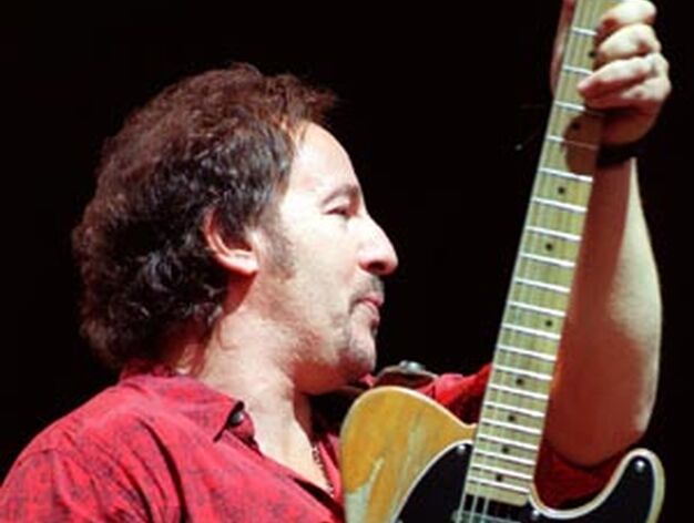 Springsteen, durante el concierto que celebr&oacute; en Madrid el 7 de junio de 1999.

Foto: J. J. Guill&eacute;n / Efe