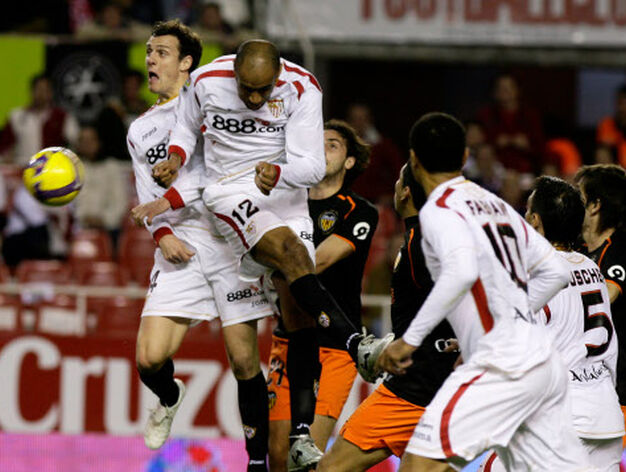 Kanoute y Squillaci saltan para rematar el bal&oacute;n en la jugada que dar&iacute;a al gol sevillista

Foto: Antonio Pizarro