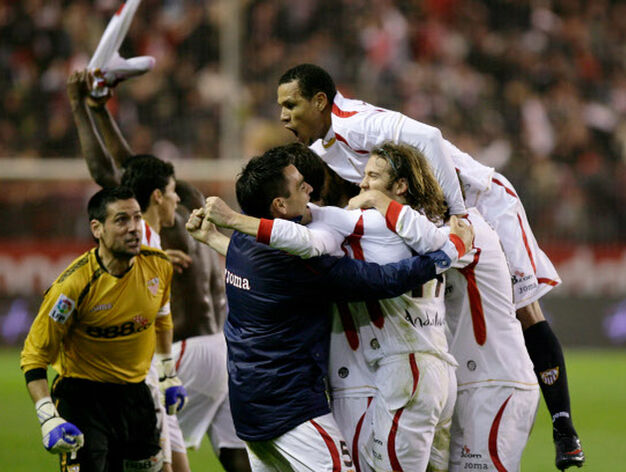 Los jugadores sevillistas se abrazan y celebran el pase a semifinales de la Copa de la UEFA

Foto: Antonio Pizarro