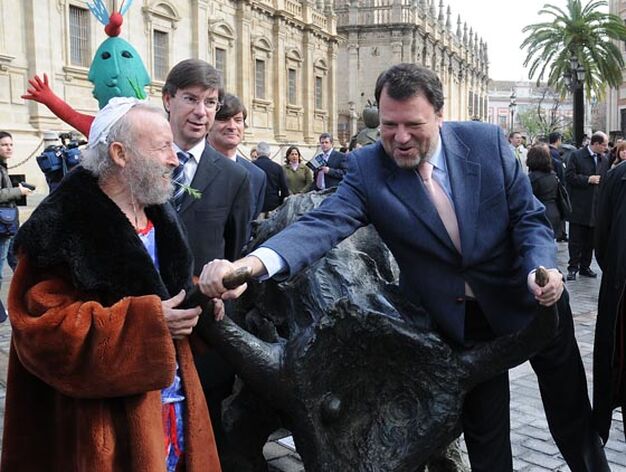 Monteseir&iacute;n bromea con Ripoll&eacute;s junto a una de las estatuas del artista.

Foto: Juan Carlos Vazquez