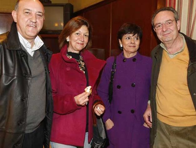 De derecha a izquierda: Rafael Benot, Esperanza Peinado, Charo Lacave y Jos&eacute; G&oacute;mez Vela

Foto: Jose Braza