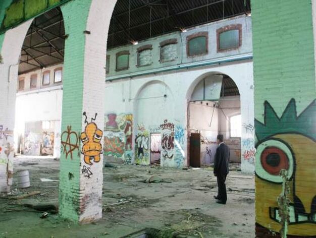 Pintadas y basura, en el interior del edificio.

Foto: Miguel Rodriguez