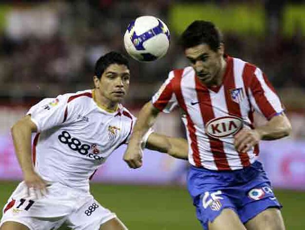 Renato mira c&oacute;mo un rival se lleva el bal&oacute;n con la cabeza.

Foto: Antonio Pizarro
