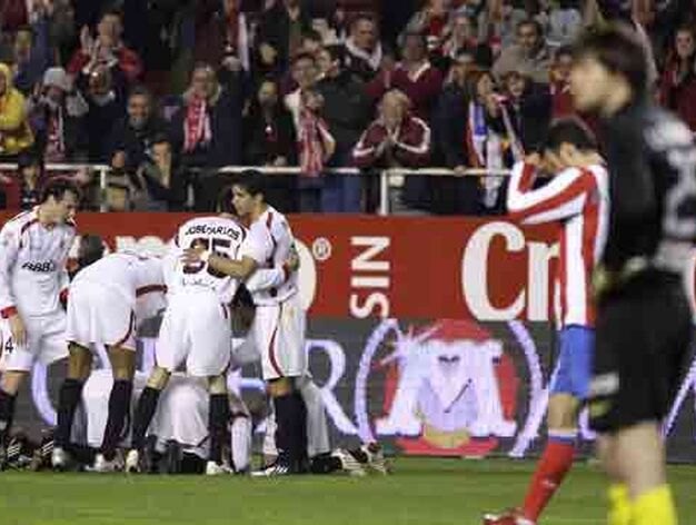 Los jugadores del Sevilla celebran el gol pasado el tiempo reglamentario.

Foto: Antonio Pizarro