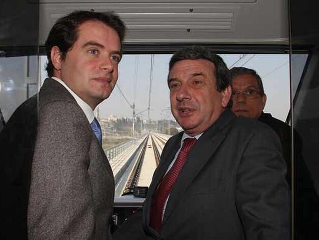 Garc&iacute;a Garrido ha realizado un viaje en metro junto a los alcaldes de Mairena del Aljarafe, Antonio Conde, y San Juan de Aznalfarache, Juan Ram&oacute;n Troncoso.

Foto: Jose Angel Garcia