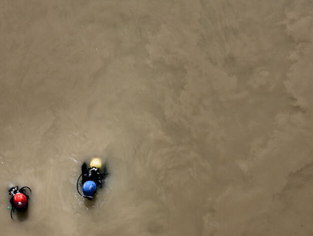 Vista desde arriba de dos buzos en pleno proceso de rastreo en rio en una imagen en la que se aprecia la turbidez del agua.

Foto: Juan Carlos Mu&ntilde;oz