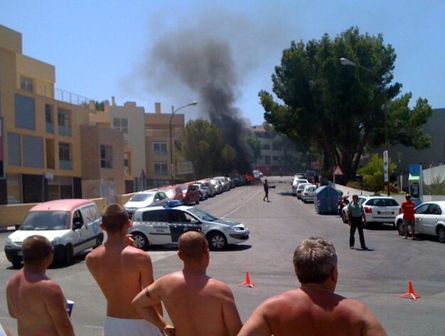 Un grupo de turistas contemplan las llamas del coche explosionado.

Foto: AFP / EFE