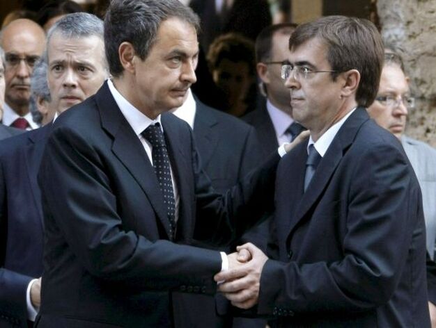 El Presidente del Gobierno, Jos&eacute; Luis Rodr&iacute;guez Zapatero, saluda al de Baleares, Francesc Antich, en el Palacio de la Almudaina. / Efe

Foto: Efe