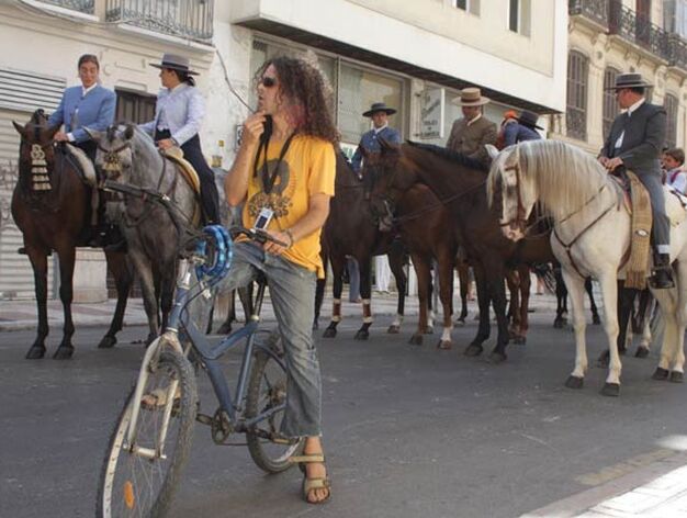 Junto a la manada de caballos se pod&iacute;an descubrir algunos  t&iacute;midos ciclistas que se quisieron sumar a la romeria.
FOTO: Migue Fern&aacute;ndez