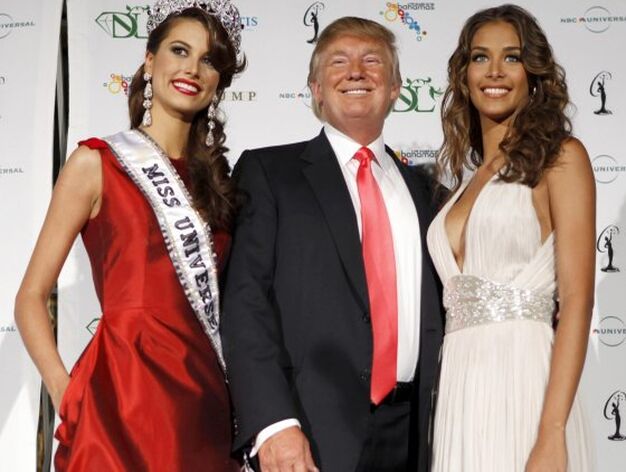 Donal Trump, organizador del concurso, posa con las Miss Universo 2009 y 2008.

Foto: AFP