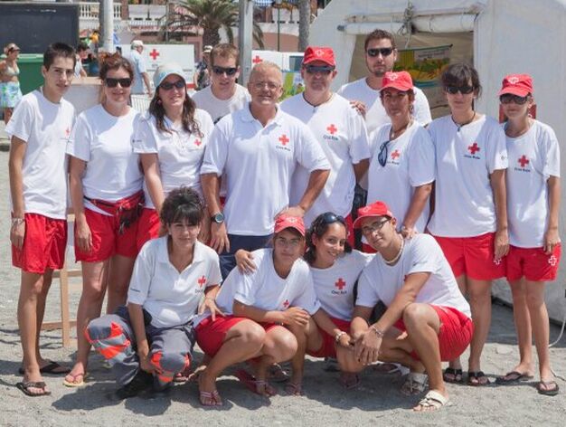El grupo de voluntarios participantes posa junto al hospital de campa&ntilde;a en la playa de Salobre&ntilde;a.

Foto: Salvador Rodriguez Ca?