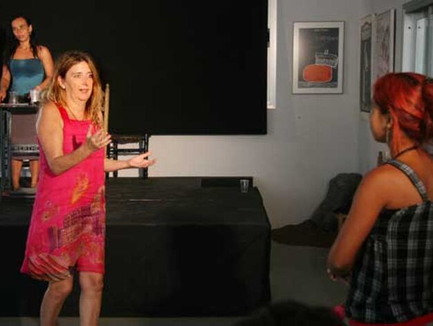 Pepa Gamboa, directora de la obra, aconseja a una de las protagonistas.

Foto: Victoria Hidalgo