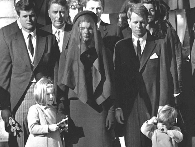 En el funeral de John F. Kennedy junto a su cu&ntilde;ada Jaqueline Kennedy, 26 de noviembre de 1963.

Foto: Efe