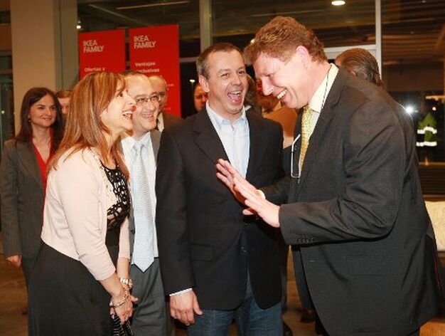 Peter Betzel, director general de Ikea Ib&eacute;rica, y Pilar S&aacute;nchez, alcaldesa de Jerez durante la inauguraci&oacute;n.

Foto: Juan Carlos Toro