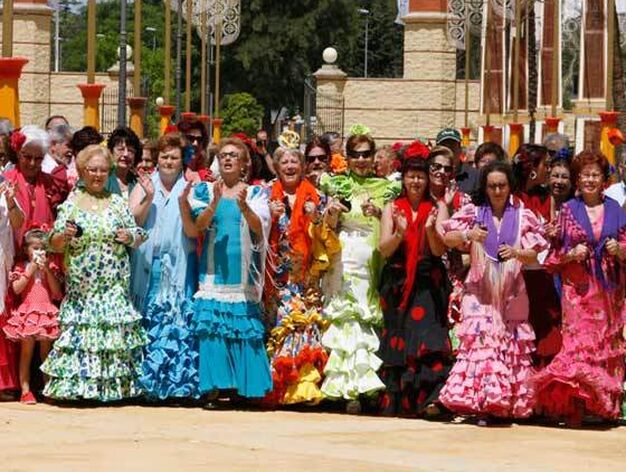 Un grupo de mujeres vestidas de gitana disfrutan de la Feria.

Foto: Pascual