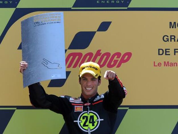 Toni El&iacute;as levanta el trofeo de campeon del Gran Premio de Francia en Moto 2. / AFP