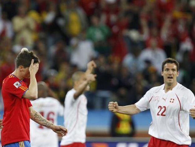 Torres se lamenta tras el pitido final. / Reportaje gr&aacute;fico: EFE, Reuters, AFP