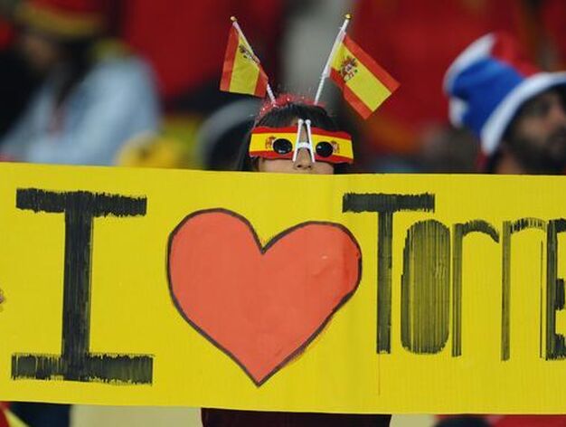 Una fan de Fernando Torres en el estadio de Pretoria. / Reportaje gr&aacute;fico: EFE, Reuters, AFP.