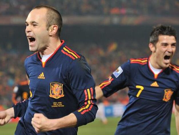 El de Fuentealbilla festeja su primer gol en el torneo. / Reportaje gr&aacute;fico: EFE, Reuters, AFP.