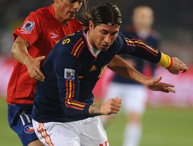 Ramos protege la pelota ante la presi&oacute;n de Mark Gonz&aacute;lez. / Reportaje gr&aacute;fico: EFE, Reuters, AFP.