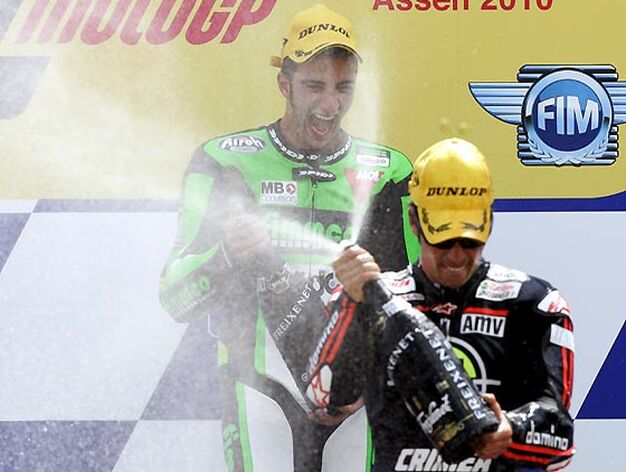 Andrea Iannone, vencedor en la prueba de Moto2 del Gran Premio de Holanda, y el espa&ntilde;ol Toni El&iacute;as, segundo.

Foto: Efe / Afp Photo / Reuters