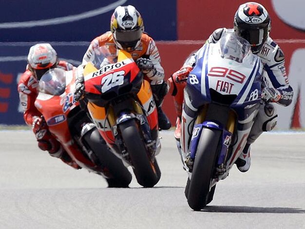 Jorge Lorenzo (Yamaha), seguido por Dani Pedrosa (Honda) y Casey Stoner (Ducati) en el Gran Premio de Holanda.

Foto: Efe / Afp Photo / Reuters