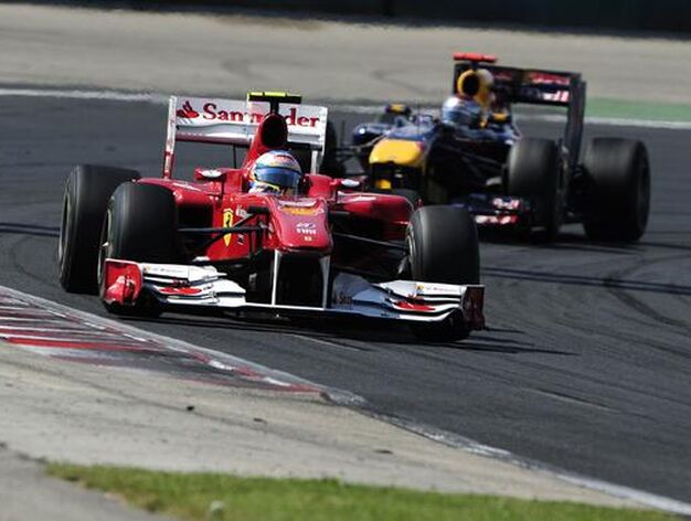 Alonso, perseguido de cerca por Vettel en el tramo final de la carrera. / AFP