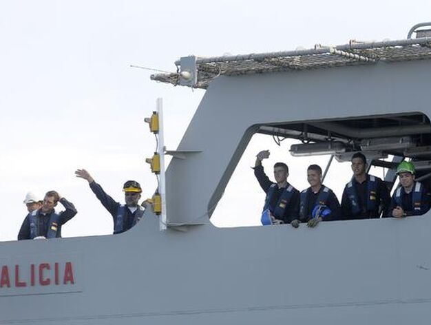 El buque Galicia parte de la Base Naval de Rota con rumbo a Somalia para sumarse a la operaci&oacute;n Atalanta. 

Foto: Borja Benjumeda