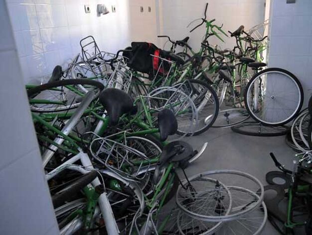 Bicicletas del servicio p&uacute;blico del Ayuntamiento forman un amasijo de hierros en una de las dependencias de la estaci&oacute;n

Foto: Manuel Aranda
