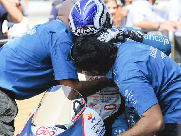 Nicol&aacute;s Terol se abraza a su padres tras ganar en Gran Premio de Indian&aacute;polis en la categor&iacute;a 125cc.

Foto: EFE
