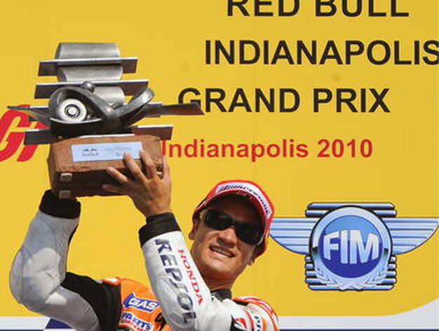 Pedrosa levanta el trofeo como ganador del Gran Premio de Indian&aacute;polis.

Foto: EFE