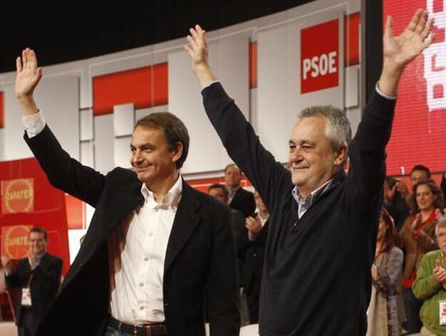 Jos&eacute; Luis Rodr&iacute;guez Zapatero saluda junto a Jos&eacute; Antonio Gri&ntilde;&aacute;n. / Antonio Pizarro