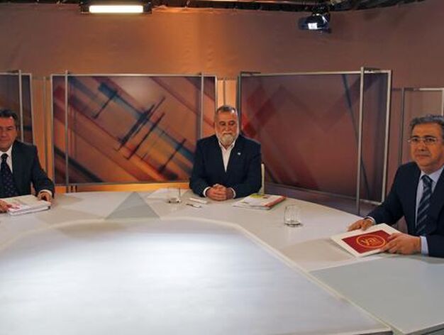 Los tres candidatos en el plat&oacute; de Giralda TV.

Foto: Antonio Pizarro