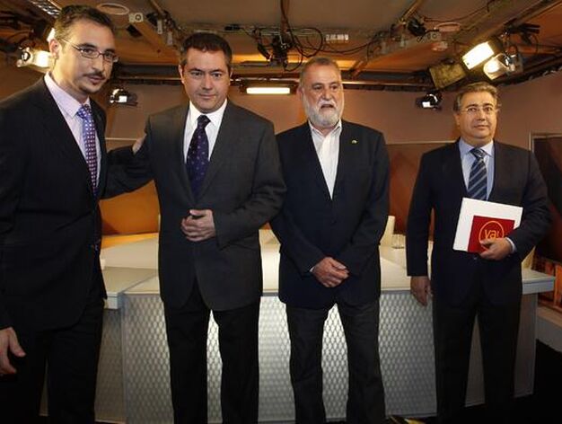 Los candidatos del PSOE, IU y PP a la Alcald&iacute;a de Sevilla junto al moderador del debate Javier Bola&ntilde;os.

Foto: Antonio Pizarro