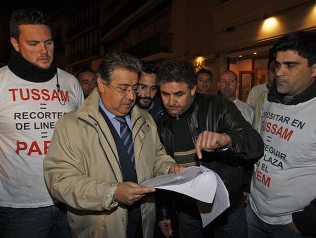 Zoido a su llegada a la sede de Giralda TV escucha las quejas de varios ciudadanos.

Foto: Antonio Pizarro