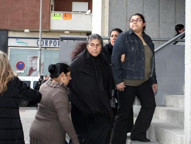 La madre de Mari Luz a la entrada de la Audiencia Provincial.

Foto: Alberto Dom&iacute;nguez
