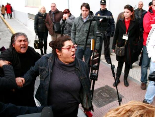 Irene Su&aacute;rez, sostenida por su madre, grita ante los medios que "la culpa de todo esto lo tiene la Justicia".

Foto: Alberto Dom&iacute;nguez