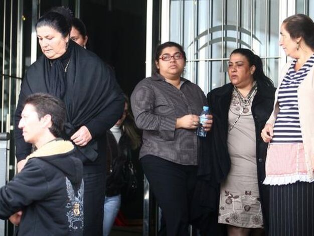 La madre de Mari Luz, junto a varios familiares, a las puertas de la Audiencia.

Foto: Alberto Dom&iacute;nguez