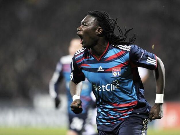 Gomis celebra el gol del empate del Olympique de Lyon. / AFP