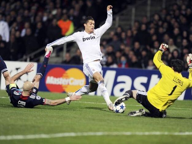 Ronaldo encara a Lloris. / AFP