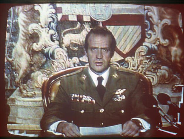 Don Juan Carlos dirige un mensaje televisado a la naci&oacute;n tras el intento de golpe  de Estado.

Foto: EFE