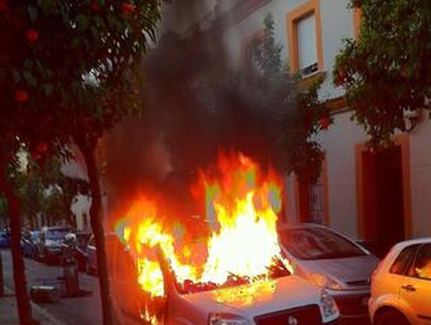 Fotograf&iacute;a de la furgoneta ardiendo tras la explosi&oacute;n.

Foto: Agust&iacute;n Mart&iacute;nez